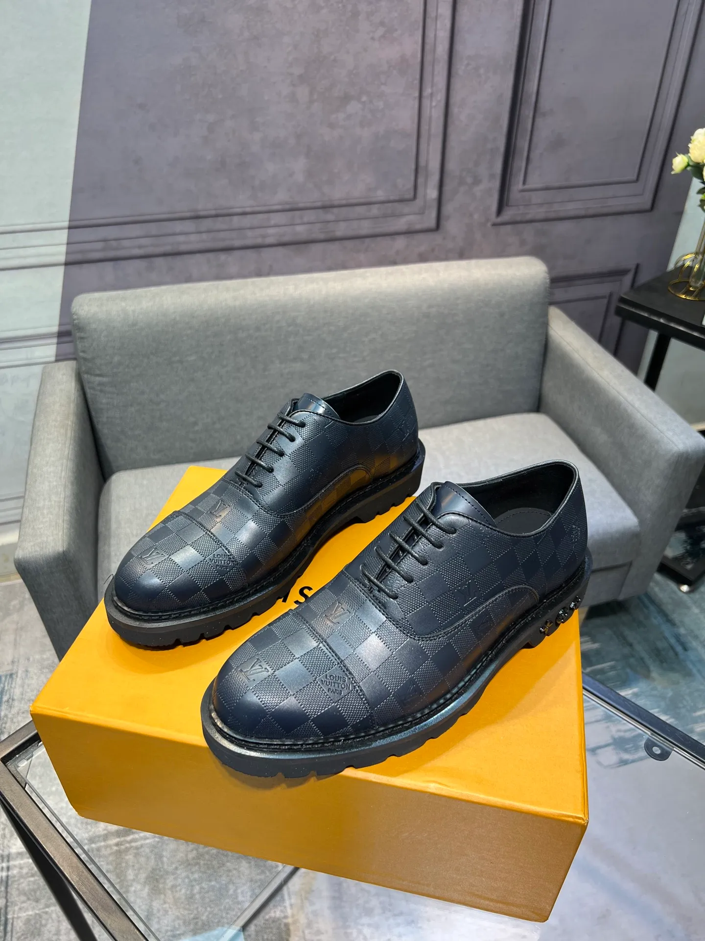 Men's shoes 💰820 [LV] - High-end quality - Upper: 🔝 tumbled cowhide, Nappa cowhide, brand logo sewn on shoe body - Lining: cowhide, foot pads; water-dyed cowhide - Outsole: TPR·rubber foam; two-color molded outsole -Super high quality control·Fine workmanship: highlighted (high-end·luxury·grade) -Size: 39-44 (38 45 can be customized)